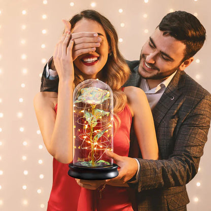 Rose enchantée avec lumière féerique dans un dôme en verre pour une touche de magie décorative