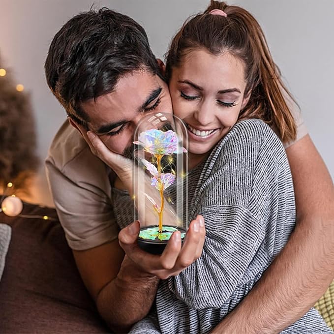 Rose enchantée avec lumière féerique dans un dôme en verre pour une touche de magie décorative