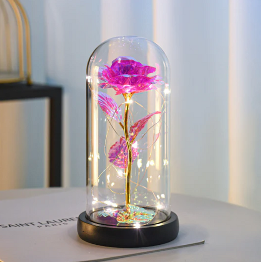 Rose enchantée avec lumière féerique dans un dôme en verre pour une touche de magie décorative