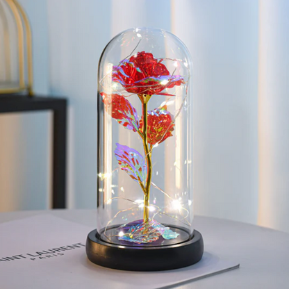 Rose enchantée avec lumière féerique dans un dôme en verre pour une touche de magie décorative