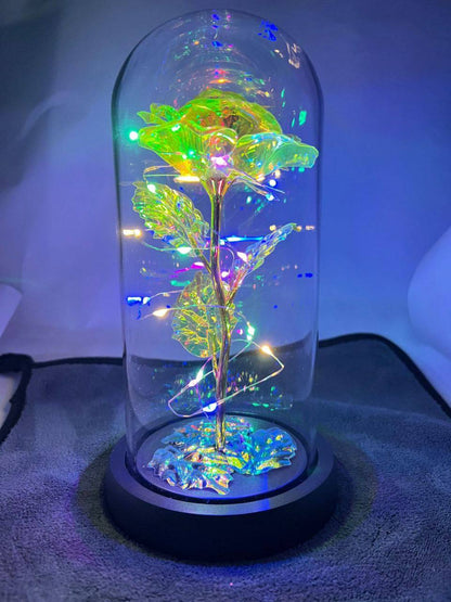 Rose enchantée avec lumière féerique dans un dôme en verre pour une touche de magie décorative